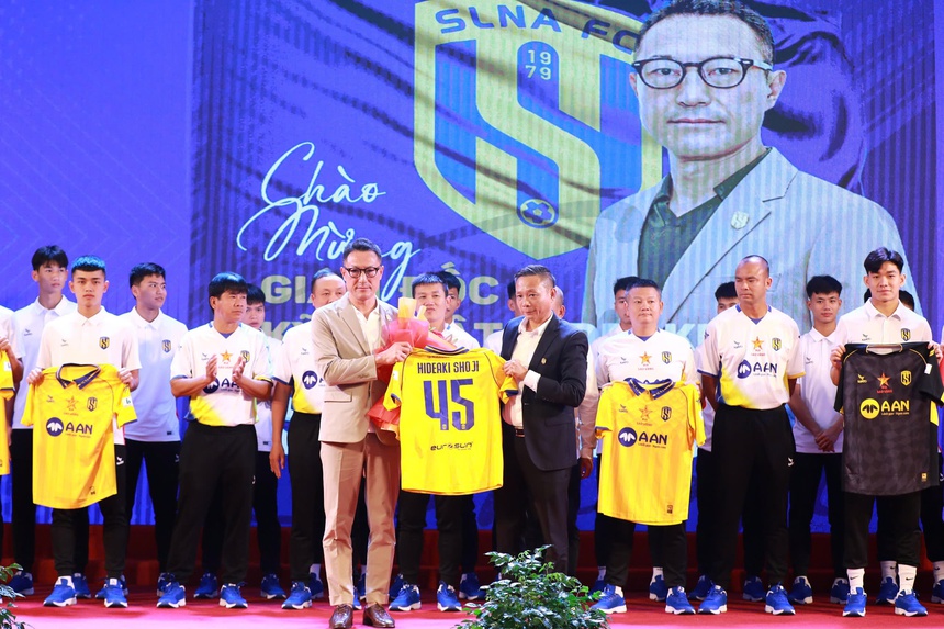 CLB SLNA chung tay ủng hộ người dân vùng bão lũ trong ngày xuất quân - Ảnh 4. CLB SLNA chung tay ủng hộ người dân vùng bão lũ trong ngày xuất quân - Ảnh 4.