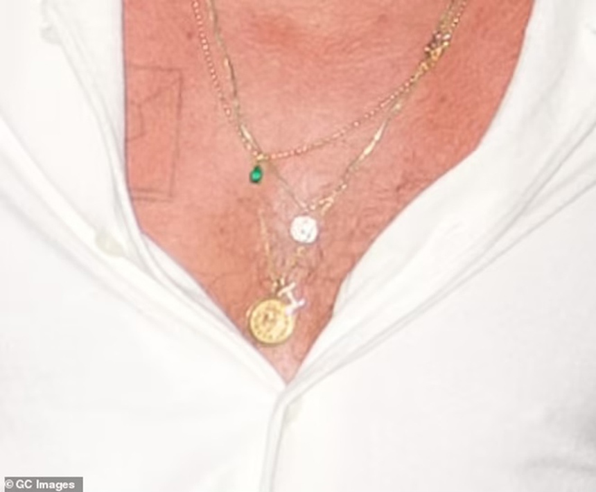 Brad Pitt để lộ phụ kiện rất nhỏ nhưng xác định "chủ quyền" với bạn gái - Ảnh 3. Brad Pitt để lộ phụ kiện rất nhỏ nhưng xác định "chủ quyền" với bạn gái - Ảnh 3.