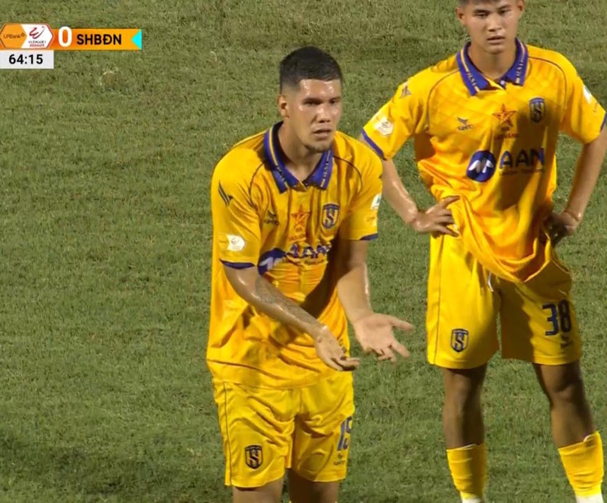 Ngoại binh được ca ngợi hết lời 'lĩnh án' ngay trận đấu đầu tiên, fan xứ Nghệ hụt hẫng, nghi ngờ là 'hàng hớ' - Ảnh 1. Ngoại binh được ca ngợi hết lời 'lĩnh án' ngay trận đấu đầu tiên, fan xứ Nghệ hụt hẫng, nghi ngờ là 'hàng hớ' - Ảnh 1.