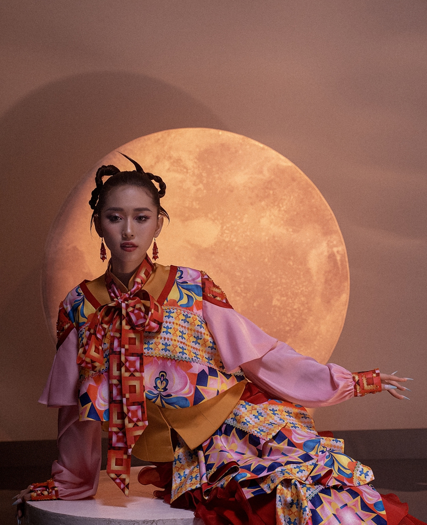 Cháu gái Chi Dân debut với single “Mỵ Nương” cùng MV có cốt truyện lạ - Ảnh 2. Cháu gái Chi Dân debut với single “Mỵ Nương” cùng MV có cốt truyện lạ - Ảnh 2.