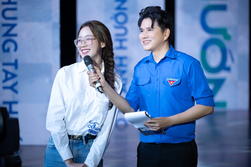 Vũ Mạnh Cường "đội mưa" để dẫn dắt chương trình "Hướng về miền Bắc" - Ảnh 3.