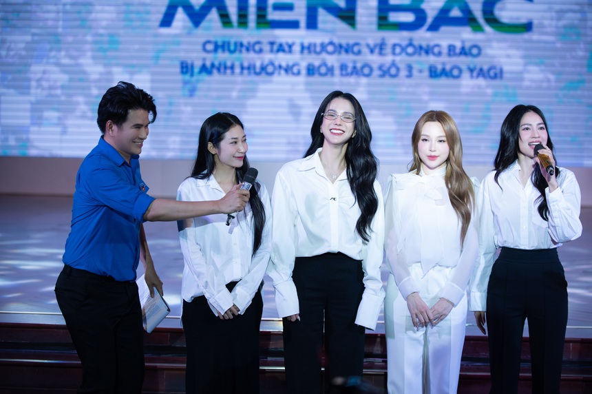 Vũ Mạnh Cường "đội mưa" để dẫn dắt chương trình "Hướng về miền Bắc" - Ảnh 4.