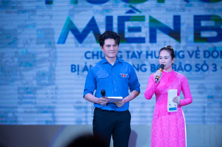 Vũ Mạnh Cường "đội mưa" để dẫn dắt chương trình "Hướng về miền Bắc" - Ảnh 1.