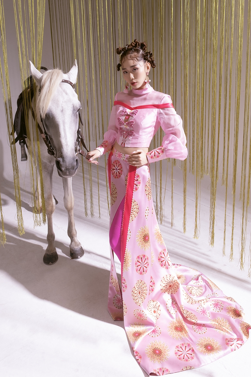 Cháu gái Chi Dân debut với single “Mỵ Nương” cùng MV có cốt truyện lạ - Ảnh 3. Cháu gái Chi Dân debut với single “Mỵ Nương” cùng MV có cốt truyện lạ - Ảnh 3.