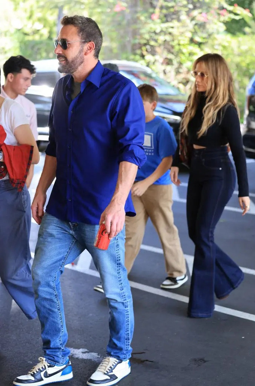 Jennifer Lopez và Ben Affleck bị phát hiện hôn nhau trong bữa ăn trưa với các con giữa lúc ly hôn - Ảnh 2. Jennifer Lopez và Ben Affleck bị phát hiện hôn nhau trong bữa ăn trưa với các con giữa lúc ly hôn - Ảnh 2.