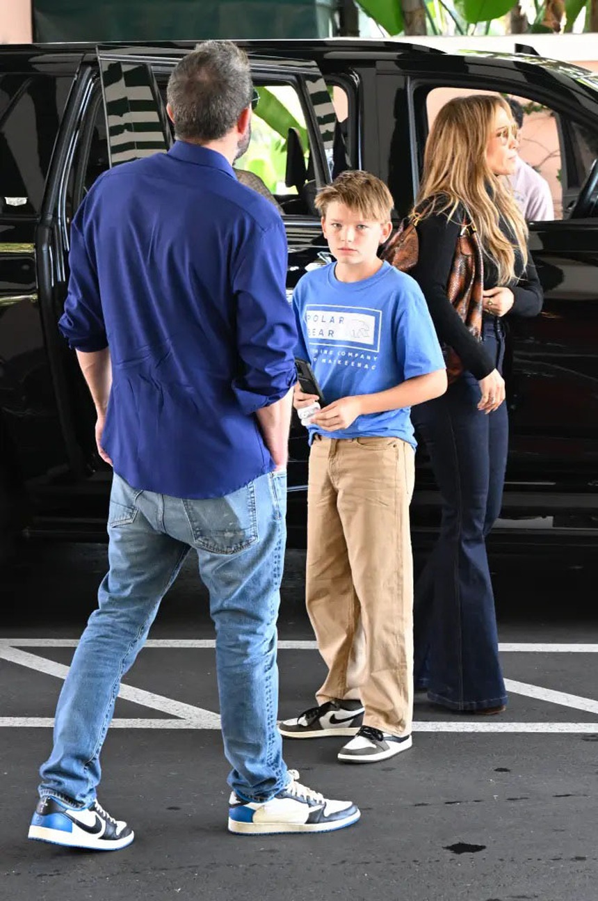 Jennifer Lopez và Ben Affleck bị phát hiện hôn nhau trong bữa ăn trưa với các con giữa lúc ly hôn - Ảnh 4. Jennifer Lopez và Ben Affleck bị phát hiện hôn nhau trong bữa ăn trưa với các con giữa lúc ly hôn - Ảnh 4.