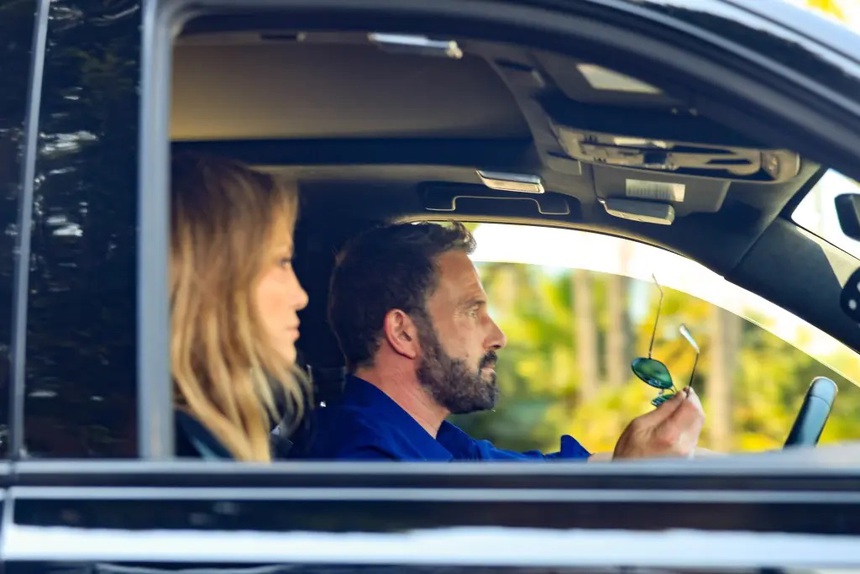 Jennifer Lopez và Ben Affleck bị phát hiện hôn nhau trong bữa ăn trưa với các con giữa lúc ly hôn - Ảnh 7. Jennifer Lopez và Ben Affleck bị phát hiện hôn nhau trong bữa ăn trưa với các con giữa lúc ly hôn - Ảnh 7.