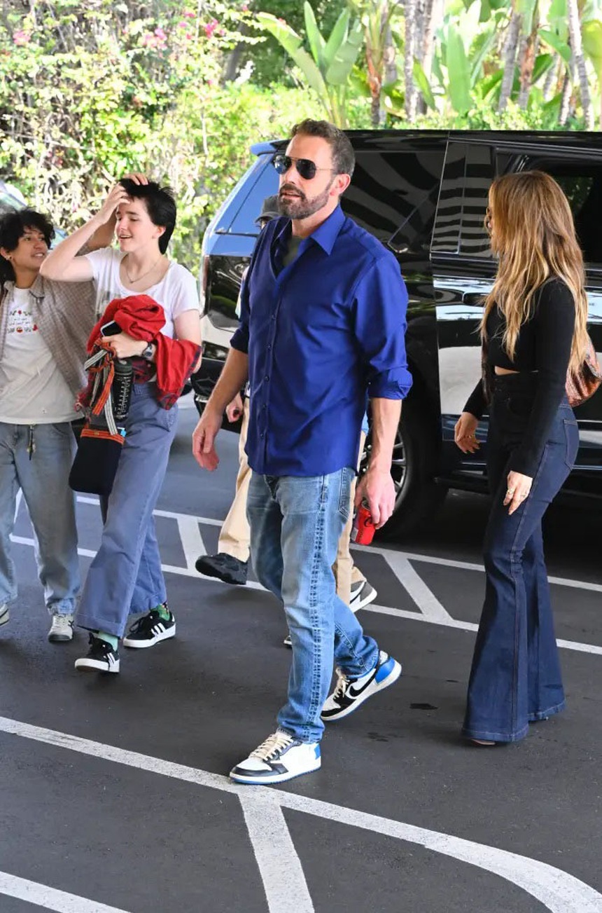 Jennifer Lopez và Ben Affleck bị phát hiện hôn nhau trong bữa ăn trưa với các con giữa lúc ly hôn - Ảnh 6. Jennifer Lopez và Ben Affleck bị phát hiện hôn nhau trong bữa ăn trưa với các con giữa lúc ly hôn - Ảnh 6.