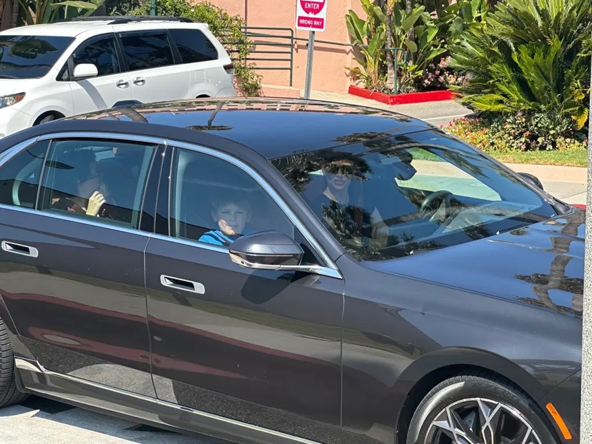 Jennifer Lopez và Ben Affleck bị phát hiện hôn nhau trong bữa ăn trưa với các con giữa lúc ly hôn - Ảnh 8. Jennifer Lopez và Ben Affleck bị phát hiện hôn nhau trong bữa ăn trưa với các con giữa lúc ly hôn - Ảnh 8.