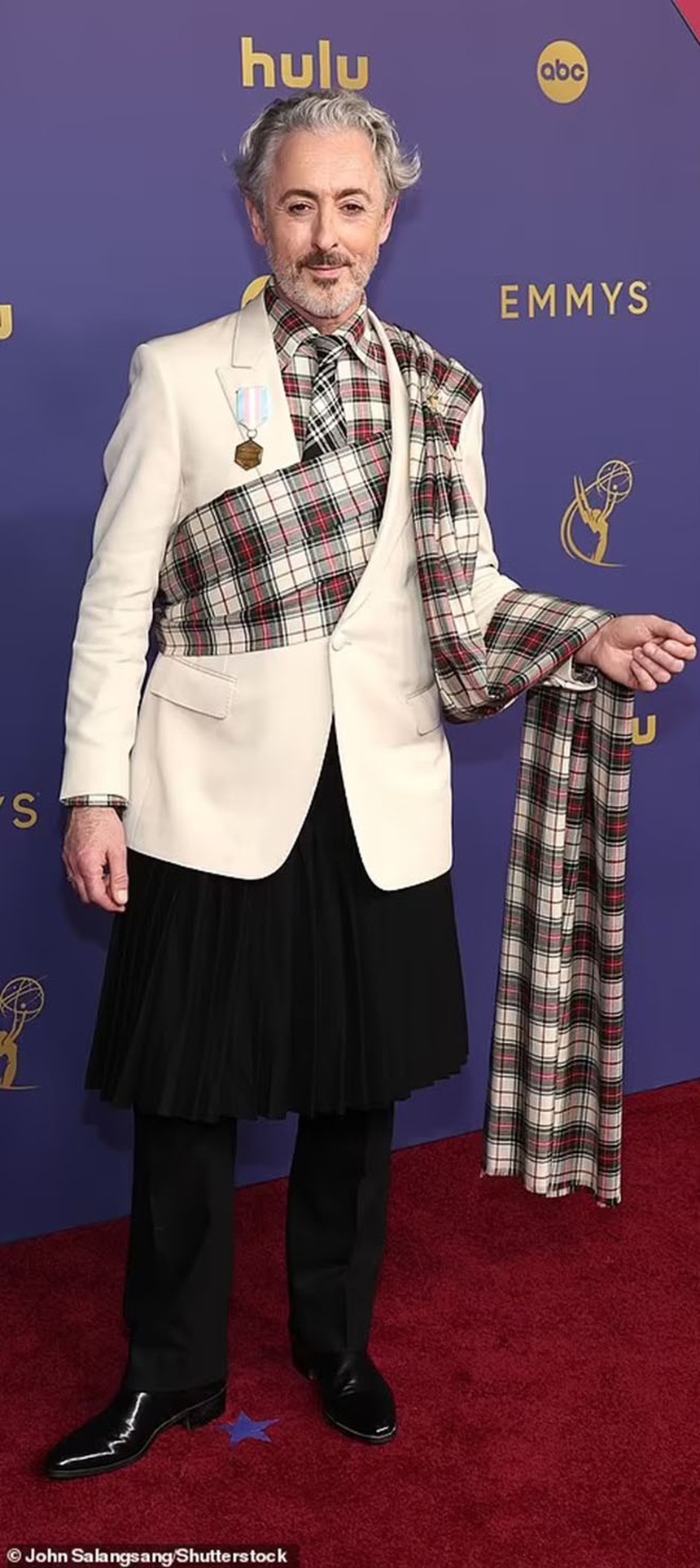 Những bộ trang phục gây "chướng mắt" trên thảm đỏ lễ trao giải Emmy 2024 - Ảnh 12. Những bộ trang phục gây "chướng mắt" trên thảm đỏ lễ trao giải Emmy 2024 - Ảnh 12.