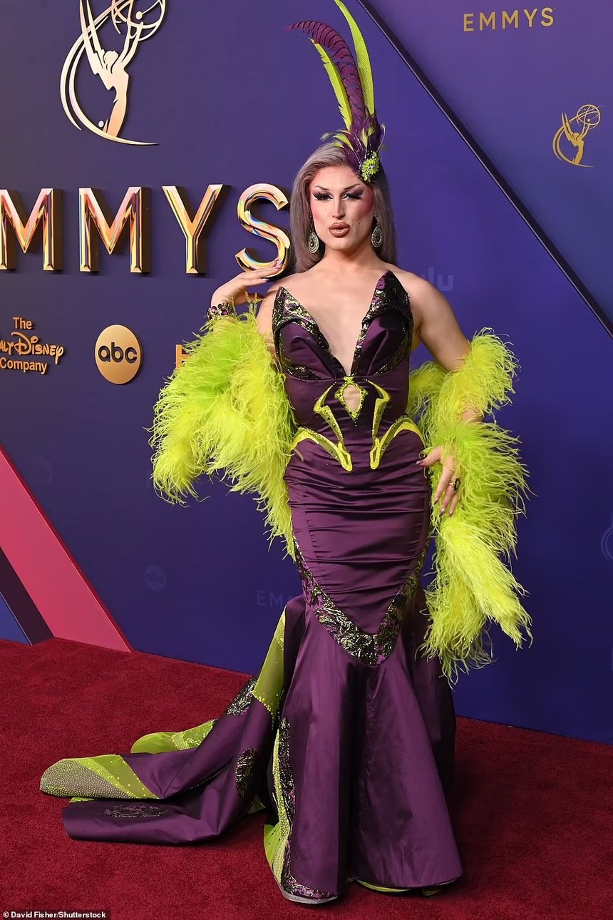 Những bộ trang phục gây "chướng mắt" trên thảm đỏ lễ trao giải Emmy 2024 - Ảnh 3. Những bộ trang phục gây "chướng mắt" trên thảm đỏ lễ trao giải Emmy 2024 - Ảnh 3.