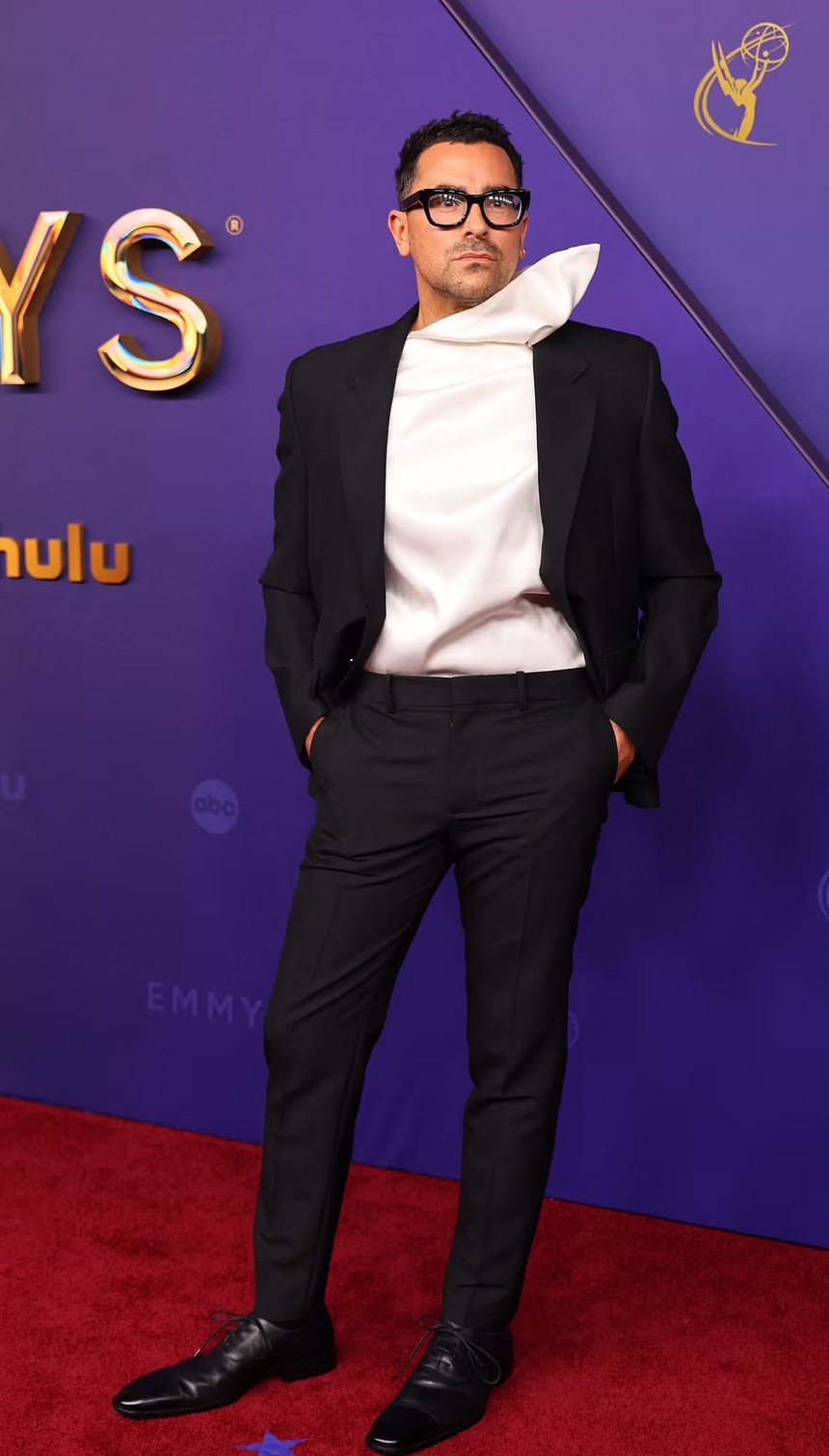 Những bộ trang phục gây "chướng mắt" trên thảm đỏ lễ trao giải Emmy 2024 - Ảnh 6. Những bộ trang phục gây "chướng mắt" trên thảm đỏ lễ trao giải Emmy 2024 - Ảnh 6.