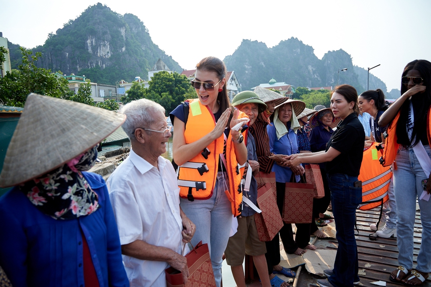 Thí sinh Miss Cosmo 2024 tận tay gửi quà, tặng hơn 600 triệu đến bà con sau bão Yagi - Ảnh 5.