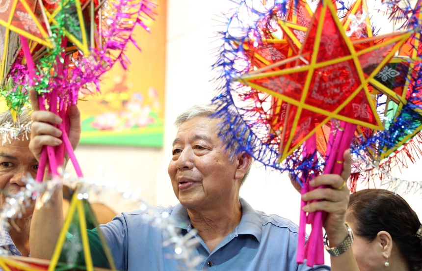 Tết Trung thu ấm áp nơi "rốn lũ" Hà Nội - Ảnh 1.