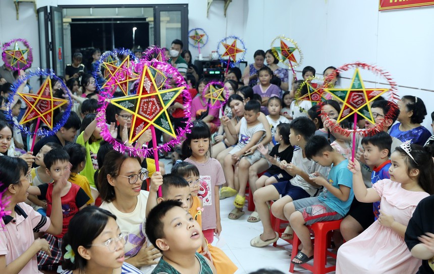 Tết Trung thu ấm áp nơi "rốn lũ" Hà Nội - Ảnh 2.