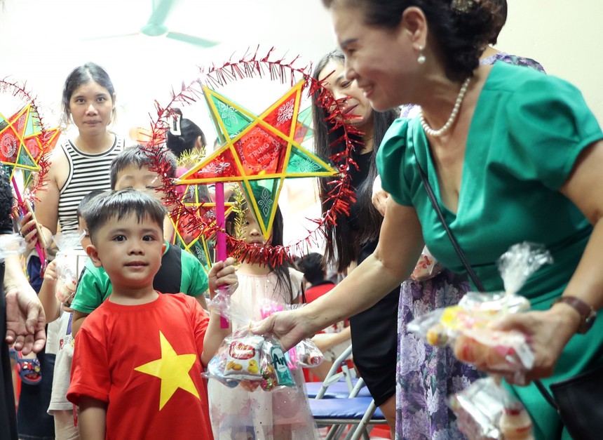Tết Trung thu ấm áp nơi "rốn lũ" Hà Nội - Ảnh 4.