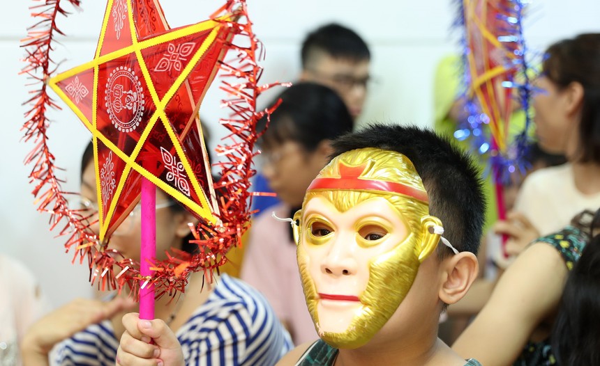 Tết Trung thu ấm áp nơi "rốn lũ" Hà Nội - Ảnh 5.