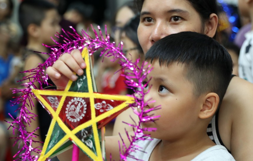 Tết Trung thu ấm áp nơi "rốn lũ" Hà Nội - Ảnh 7.