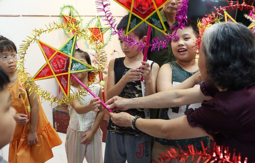 Tết Trung thu ấm áp nơi "rốn lũ" Hà Nội - Ảnh 3.