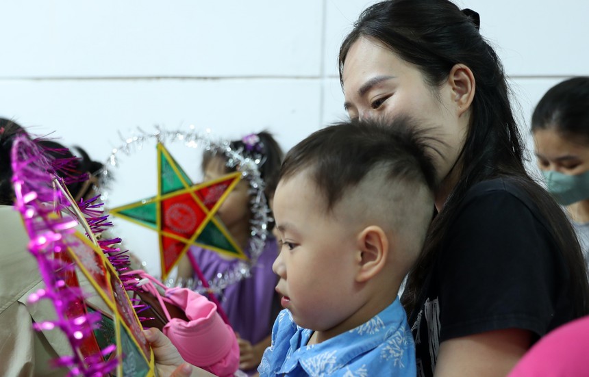 Tết Trung thu ấm áp nơi "rốn lũ" Hà Nội - Ảnh 6.