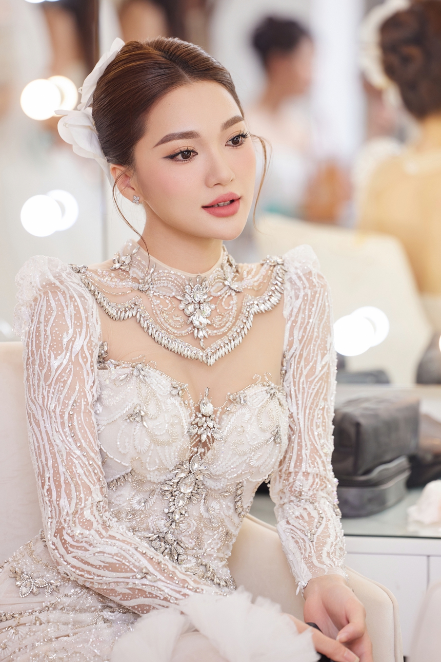 Dàn sao Việt lộng lẫy với BST váy cưới của John Kim - Ảnh 1. Dàn sao Việt lộng lẫy với BST váy cưới của John Kim - Ảnh 1.