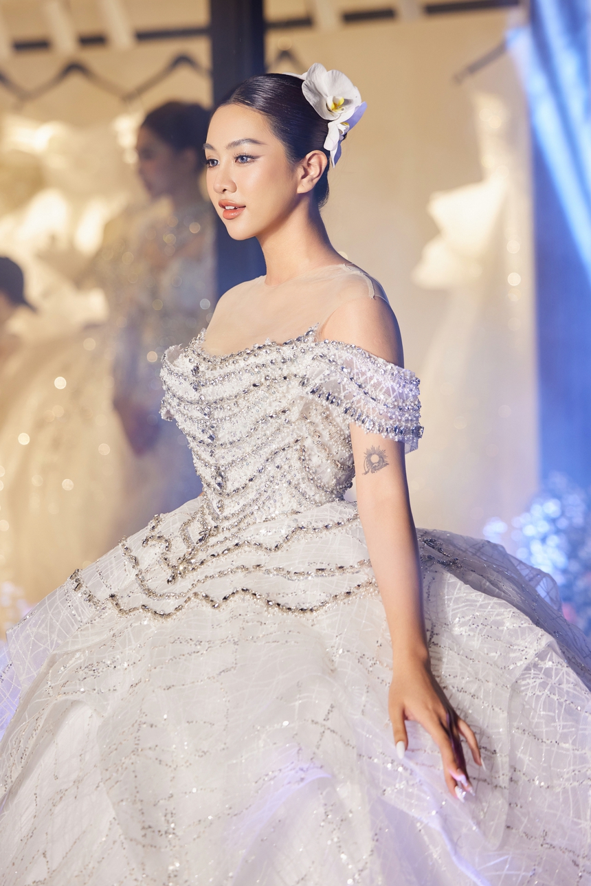 Dàn sao Việt lộng lẫy với BST váy cưới của John Kim - Ảnh 8. Dàn sao Việt lộng lẫy với BST váy cưới của John Kim - Ảnh 8.