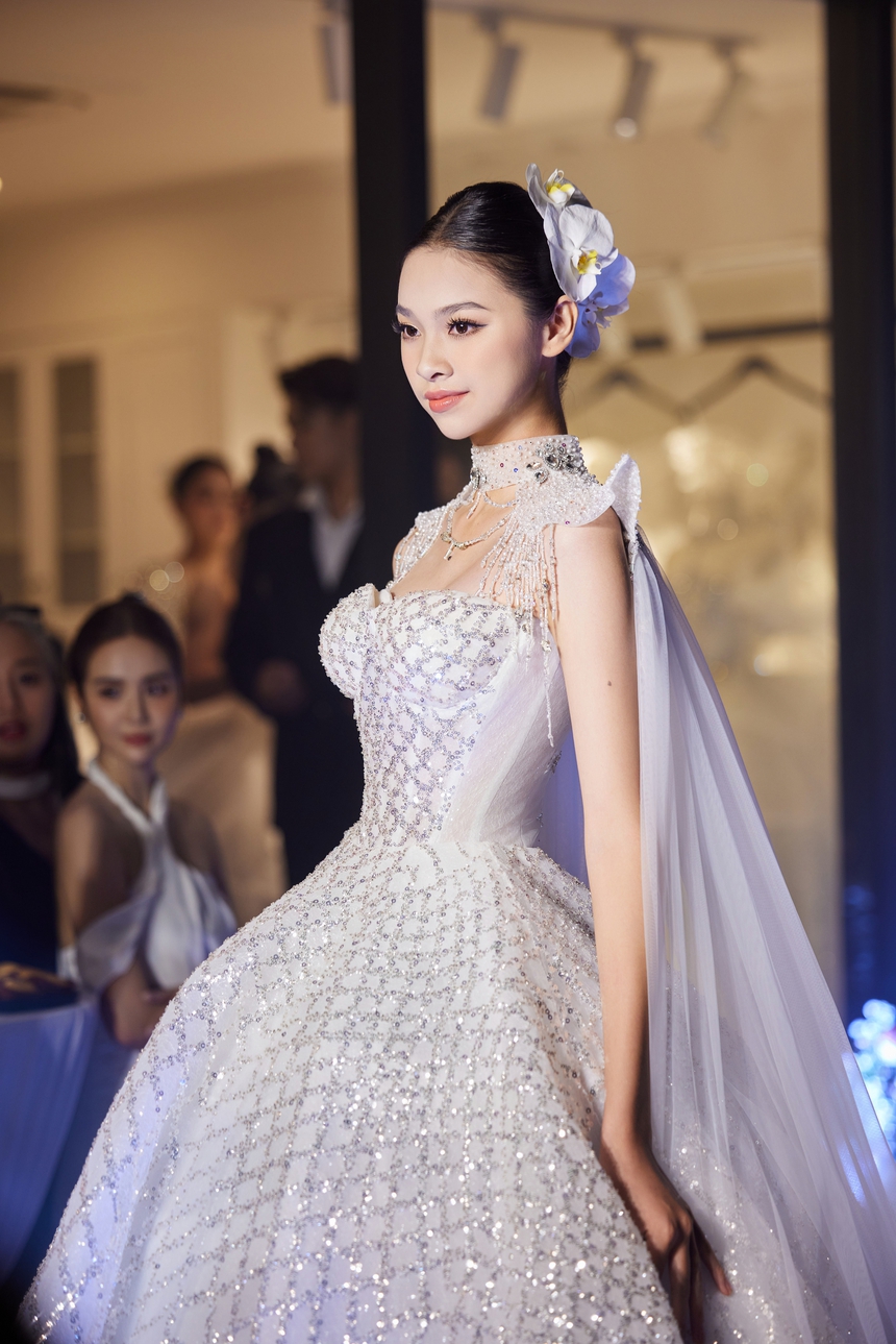 Dàn sao Việt lộng lẫy với BST váy cưới của John Kim - Ảnh 10. Dàn sao Việt lộng lẫy với BST váy cưới của John Kim - Ảnh 10.