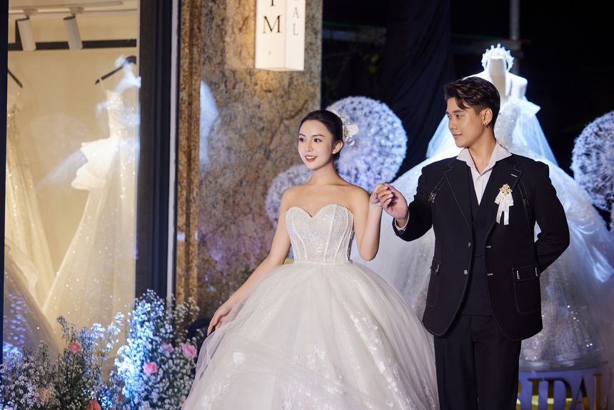 Dàn sao Việt lộng lẫy với BST váy cưới của John Kim - Ảnh 15. Dàn sao Việt lộng lẫy với BST váy cưới của John Kim - Ảnh 15.