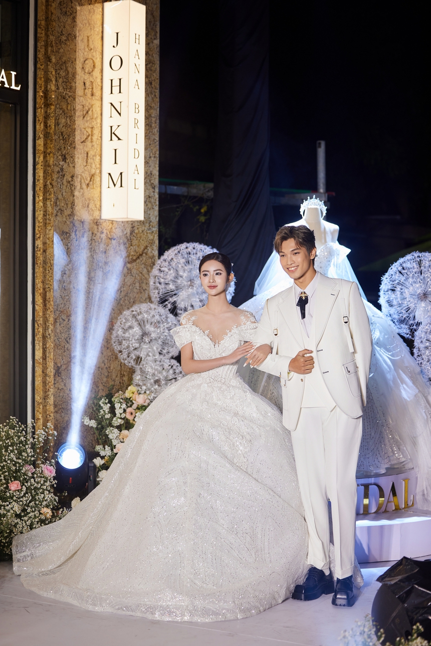 Dàn sao Việt lộng lẫy với BST váy cưới của John Kim - Ảnh 14. Dàn sao Việt lộng lẫy với BST váy cưới của John Kim - Ảnh 14.