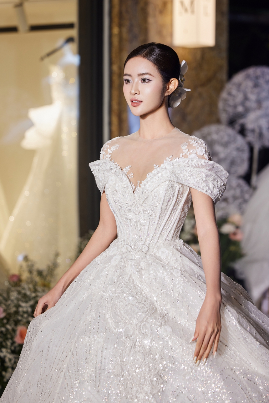Dàn sao Việt lộng lẫy với BST váy cưới của John Kim - Ảnh 13. Dàn sao Việt lộng lẫy với BST váy cưới của John Kim - Ảnh 13.