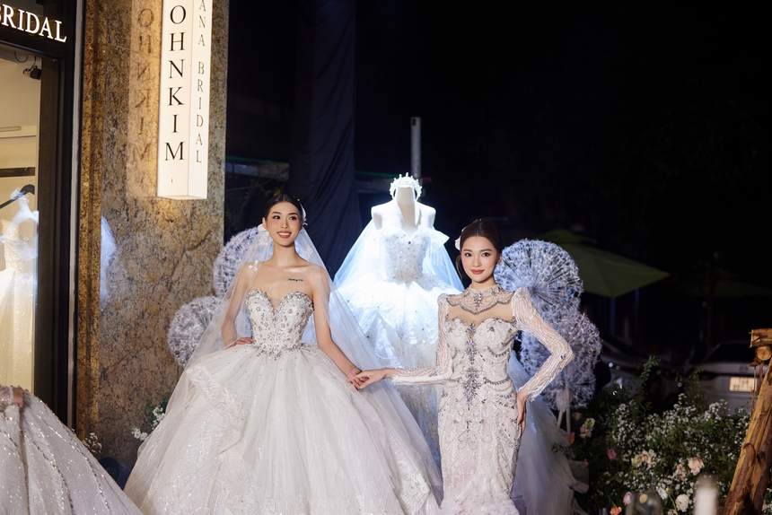 Dàn sao Việt lộng lẫy với BST váy cưới của John Kim - Ảnh 16. Dàn sao Việt lộng lẫy với BST váy cưới của John Kim - Ảnh 16.