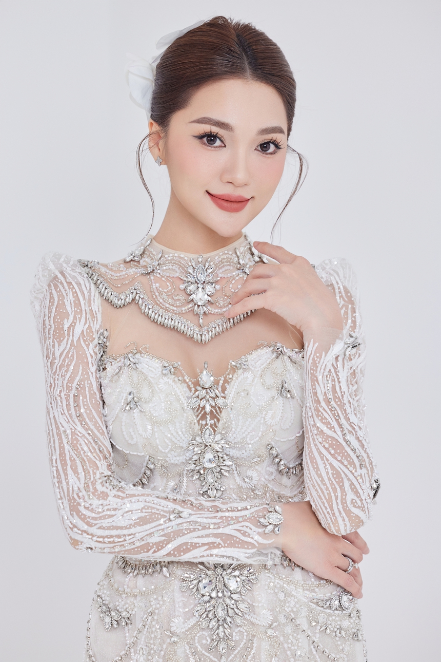 Dàn sao Việt lộng lẫy với BST váy cưới của John Kim - Ảnh 2. Dàn sao Việt lộng lẫy với BST váy cưới của John Kim - Ảnh 2.