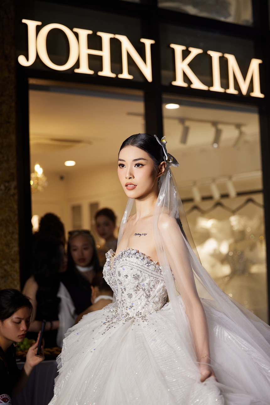 Dàn sao Việt lộng lẫy với BST váy cưới của John Kim - Ảnh 8. Dàn sao Việt lộng lẫy với BST váy cưới của John Kim - Ảnh 8.