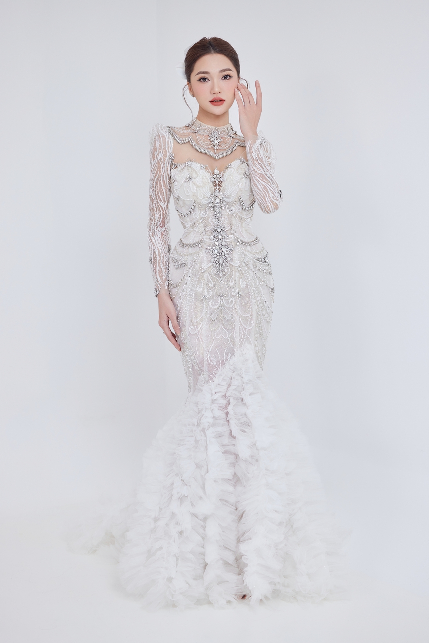 Dàn sao Việt lộng lẫy với BST váy cưới của John Kim - Ảnh 3. Dàn sao Việt lộng lẫy với BST váy cưới của John Kim - Ảnh 3.