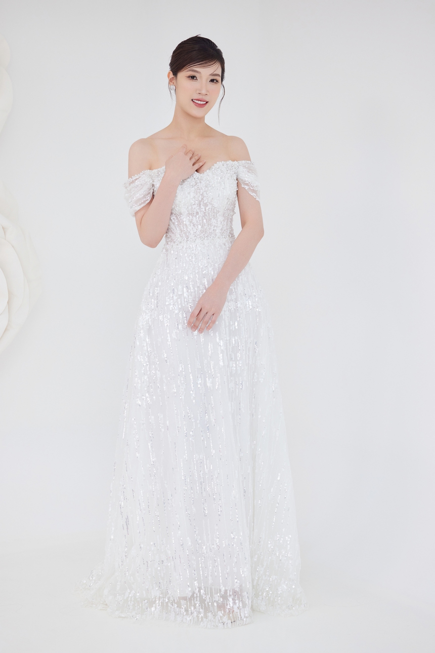 Dàn sao Việt lộng lẫy với BST váy cưới của John Kim - Ảnh 5. Dàn sao Việt lộng lẫy với BST váy cưới của John Kim - Ảnh 5.