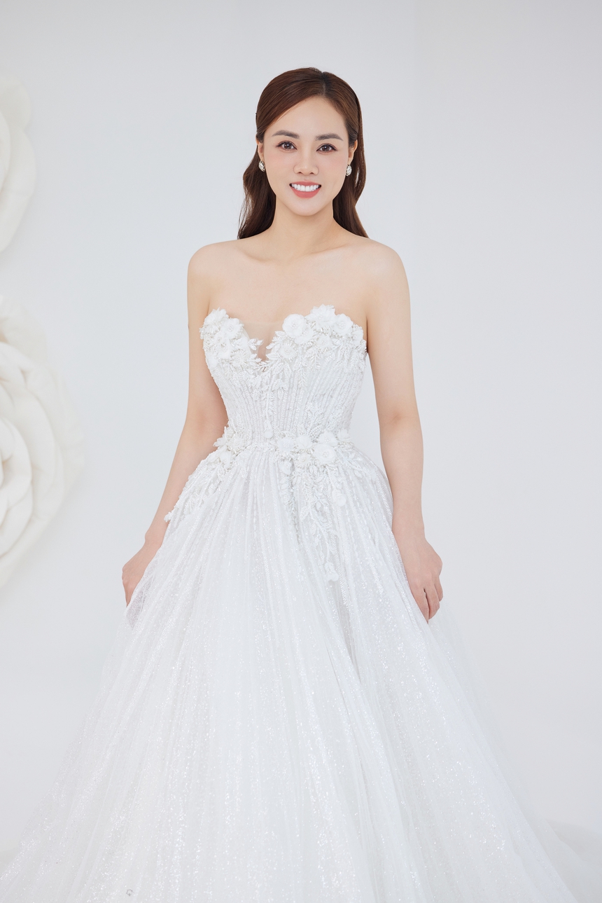 Dàn sao Việt lộng lẫy với BST váy cưới của John Kim - Ảnh 6. Dàn sao Việt lộng lẫy với BST váy cưới của John Kim - Ảnh 6.