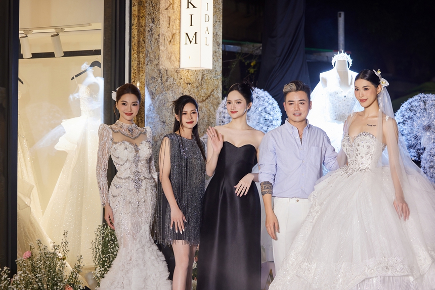 Dàn sao Việt lộng lẫy với BST váy cưới của John Kim - Ảnh 17. Dàn sao Việt lộng lẫy với BST váy cưới của John Kim - Ảnh 17.