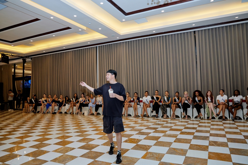 Thí sinh Miss Cosmo 2024 hào hứng đi đò, mê đắm cảnh đẹp ở Ninh Bình - Ảnh 8.