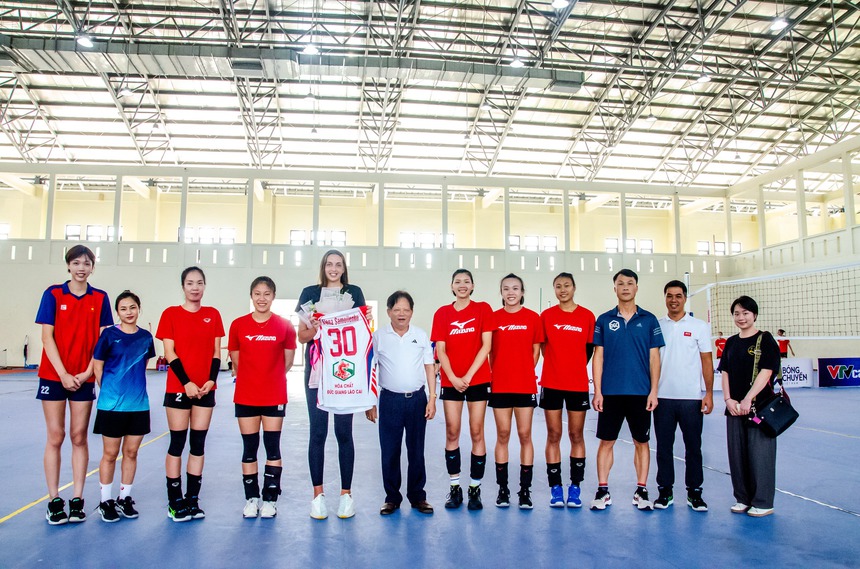 Ngoại binh người Nga Elena Samoilenko chính thức hội quân cùng Hóa Chất Đức Giang Ngoại binh người Nga Elena Samoilenko chính thức hội quân cùng Hóa Chất Đức Giang