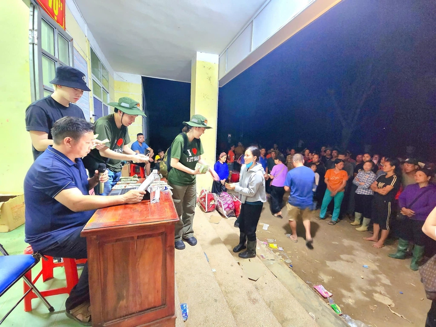 Vợ chồng NSƯT Vũ Luân - Phương Lê đến Lào Cai tặng quà từ thiện - Ảnh 2. Vợ chồng NSƯT Vũ Luân - Phương Lê đến Lào Cai tặng quà từ thiện - Ảnh 2.