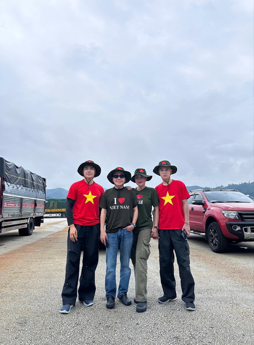 Vợ chồng NSƯT Vũ Luân - Phương Lê đến Lào Cai tặng quà từ thiện - Ảnh 3. Vợ chồng NSƯT Vũ Luân - Phương Lê đến Lào Cai tặng quà từ thiện - Ảnh 3.