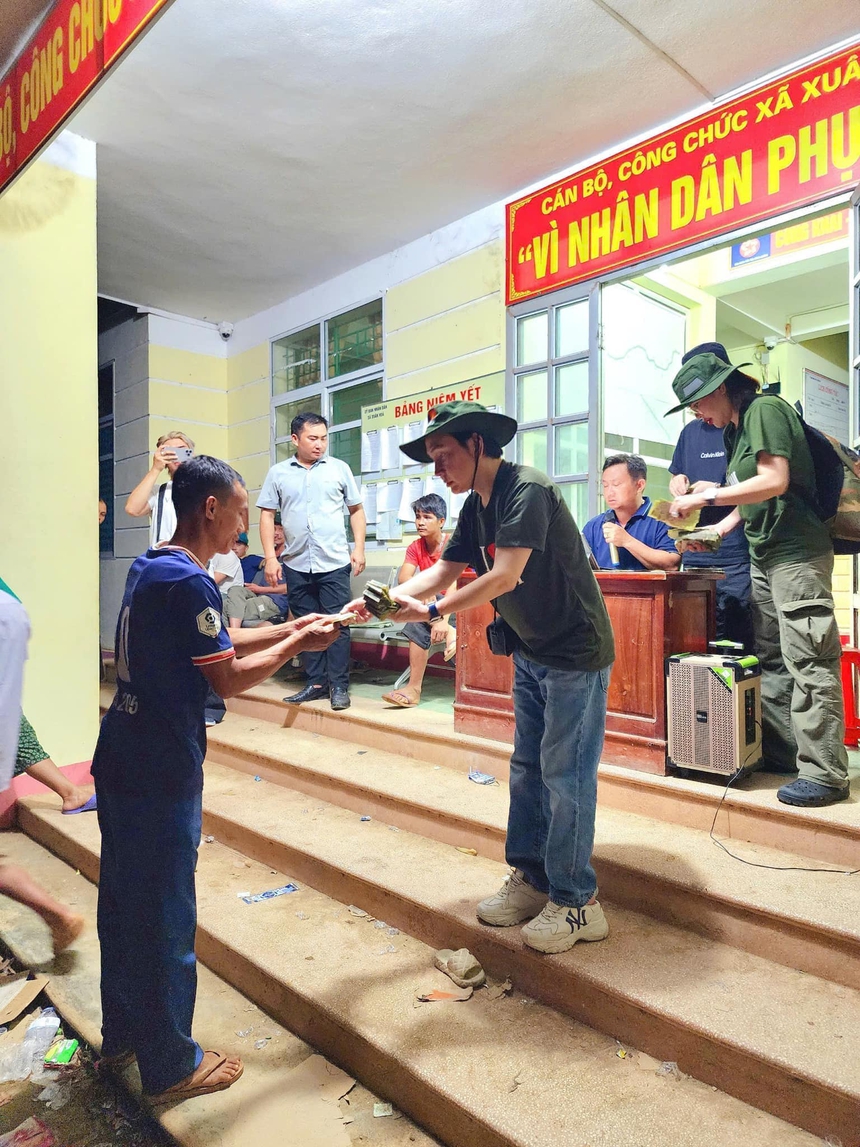 Vợ chồng NSƯT Vũ Luân - Phương Lê đến Lào Cai tặng quà từ thiện - Ảnh 1. Vợ chồng NSƯT Vũ Luân - Phương Lê đến Lào Cai tặng quà từ thiện - Ảnh 1.