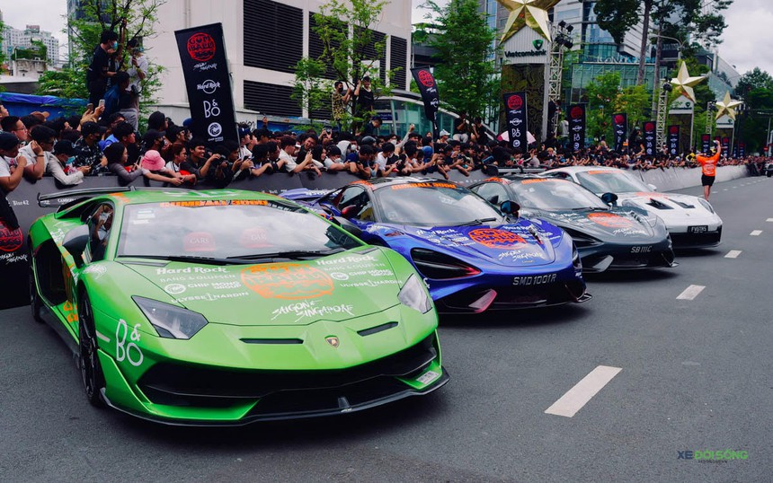 Đại lộ Lê Lợi TP.HCM thành "bãi xe đắt giá nhất thế giới" - Ảnh 1.