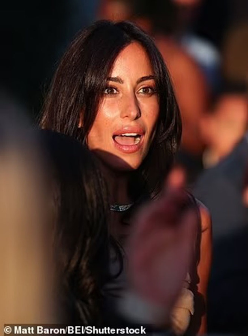 Bạn gái quyến rũ của Brad Pitt lấn át các ngôi sao tại buổi ra mắt "Wolfs" dù không xuất hiện trên thảm đỏ - Ảnh 4. Bạn gái quyến rũ của Brad Pitt lấn át các ngôi sao tại buổi ra mắt "Wolfs" dù không xuất hiện trên thảm đỏ - Ảnh 4.