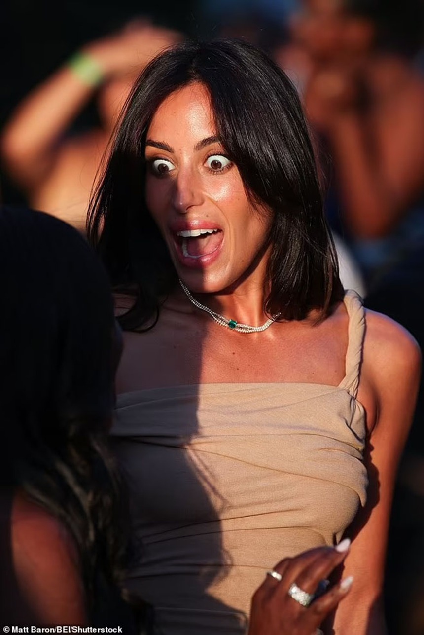 Bạn gái quyến rũ của Brad Pitt lấn át các ngôi sao tại buổi ra mắt "Wolfs" dù không xuất hiện trên thảm đỏ - Ảnh 6. Bạn gái quyến rũ của Brad Pitt lấn át các ngôi sao tại buổi ra mắt "Wolfs" dù không xuất hiện trên thảm đỏ - Ảnh 6.