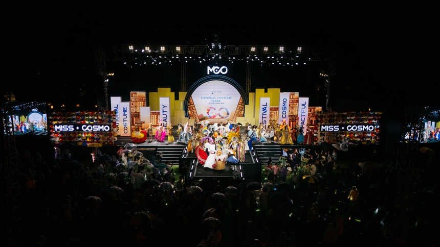 Dàn thí sinh Miss Cosmo gây ấn tượng trong đêm thi trang phục dân tộc - Ảnh 1.