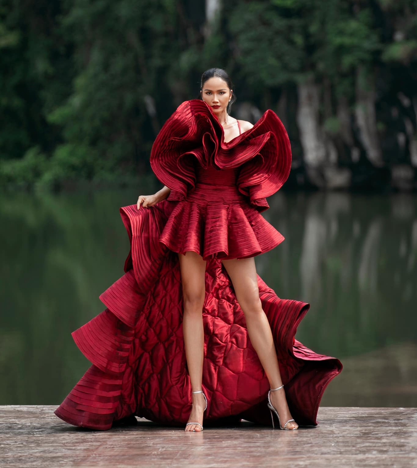 Hồng Diễm, Huyền Lizzie,... và dàn sao VFC đổ bộ show thời trang của NTK Lê Thanh Hoà - Ảnh 10. Hồng Diễm, Huyền Lizzie,... và dàn sao VFC đổ bộ show thời trang của NTK Lê Thanh Hoà - Ảnh 10.