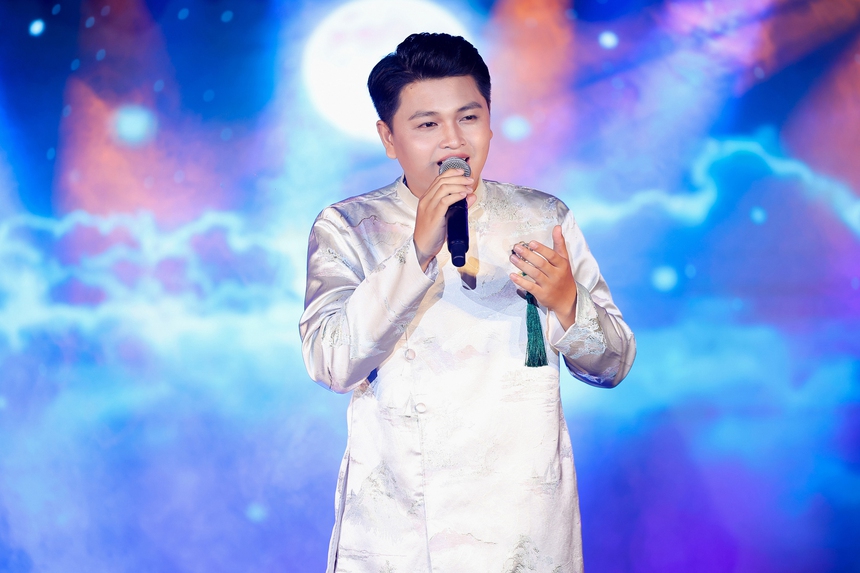 Vũ Minh Hiếu làm minishow đầu tiên tri ân khán giả sau khi giành Á quân "Đỉnh cao âm nhạc" - Ảnh 1.