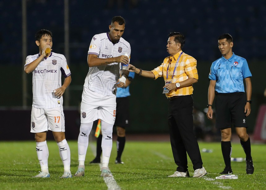 VAR giúp Tiến Linh ghi bàn, HLV Hoàng Anh Tuấn vẫn không vui   - Ảnh 3.