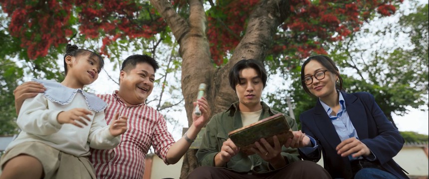 "Kính vạn hoa" bản điện ảnh hé lộ first look: Hành trình trở về tuổi học trò đầy mộng mơ - Ảnh 2.